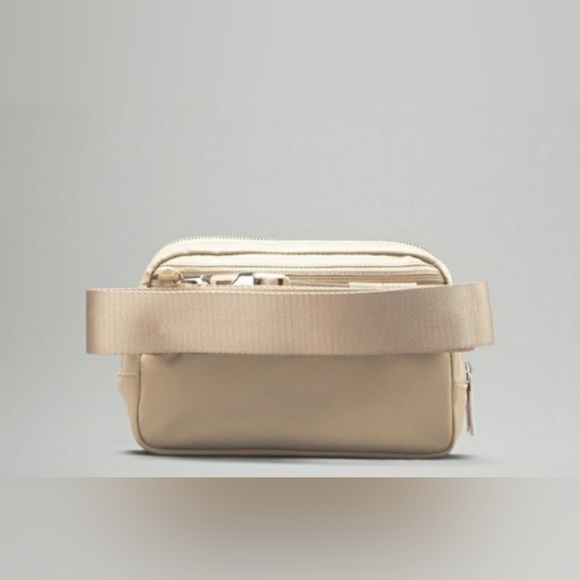 Lululemon Everywhere Belt Bag in Trench/White Opal!🔥 - Picture 7 of 10